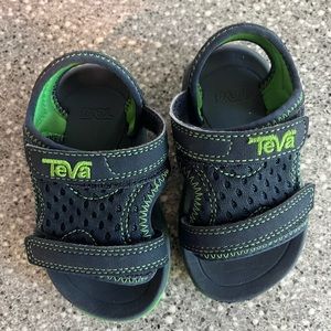 Teva Velcro boys sandals. Only worn twice. Size 5.